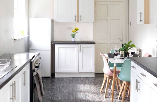 Wolverhampton House | Elegant 5-bedroom Home- Fast Wifi, Free Parking & Netflix