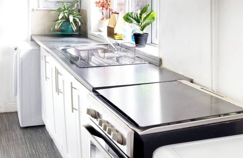 Wolverhampton House | Elegant 5-bedroom Home- Fast Wifi, Free Parking & Netflix
