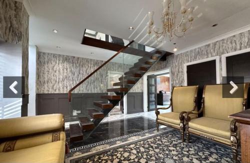 Luton House | Elegant 6 bedroom Family Home, 2x corner Jacuzzi bath in LUTON
