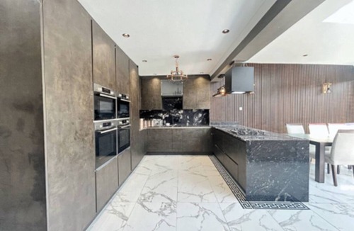 Luton House | Elegant family home, 2x jacuzzi corner baths, Contract Workers and NHS Welcome.
