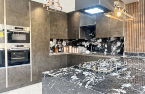 Luton House | Elegant family home, 2x jacuzzi corner baths, Contract Workers and NHS Welcome.