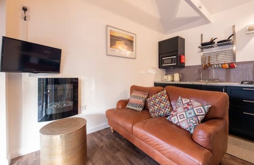 Mainland Cabin | Elegant Little Wyvis Lodge - Sleeps 2