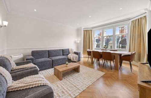 City of Westminster Apartment | Elegant Mayfair Flat with City Views