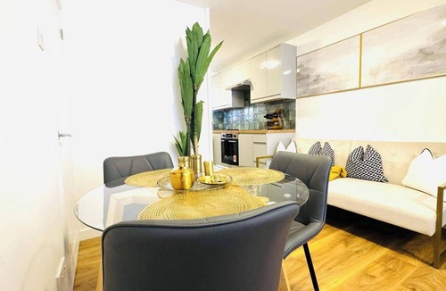 North End Apartment | Elizabeth Line - Parking - WiFi - Sleeps 4