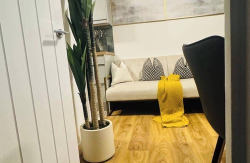 North End Apartment | Elizabeth Line - Parking - WiFi - Sleeps 4