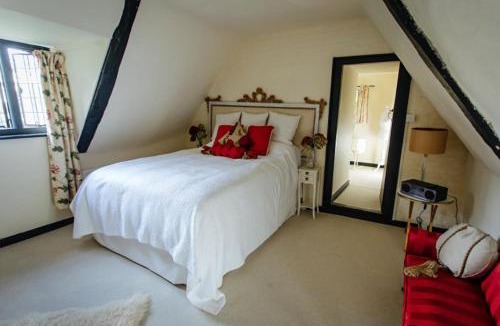 Burnham-on-Crouch House | Elizabethan Manor House - Sleeps 2-4 - Parking