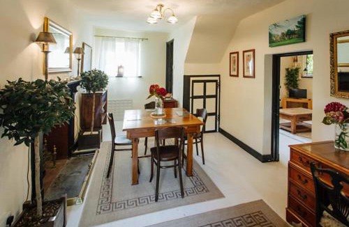 Burnham-on-Crouch House | Elizabethan Manor House - Sleeps 2-4 - Parking
