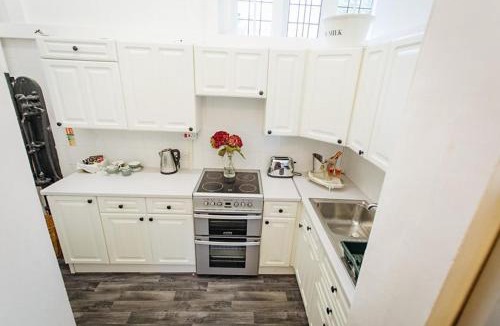 Burnham-on-Crouch House | Elizabethan Manor House - Sleeps 2-4 - Parking