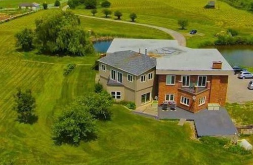 Norval Villa | Embrace Spring in style on 25 acre of land with indoor heated swimming pool!