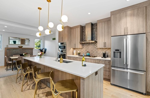 Richmond House | Empire: Upscale 4 Bedroom in Trendy Marda Loop - Garage, A/C