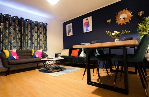 Chase Apartment | Enfield North London Charming 3-BDR Apartment