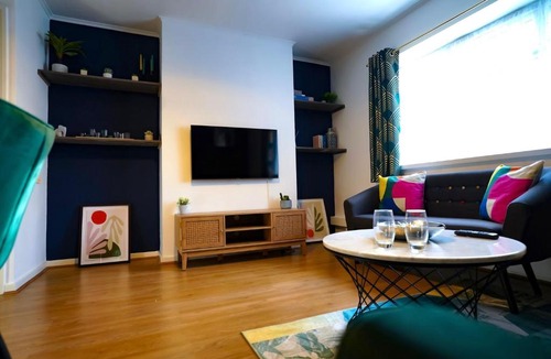 Chase Apartment | Enfield North London Charming 3-BDR Apartment