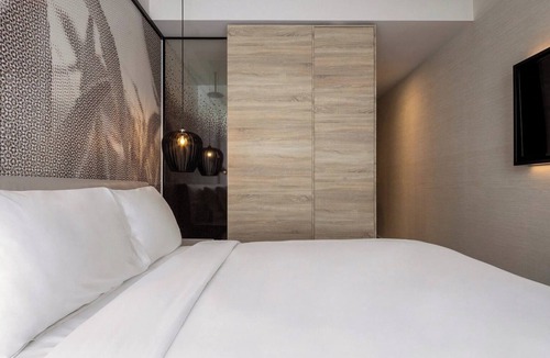Brossard Hotel | Enjoy Functional Elegance in Spacious Room w/Kitchenette + Dining Table