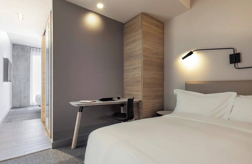 Brossard Hotel | Enjoy Functional Elegance in Spacious Room w/Kitchenette + Dining Table