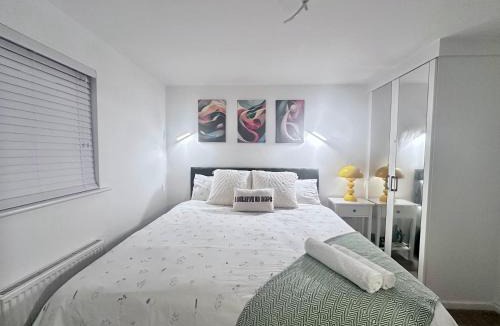 Colchester House | Entire 3-Bed Home, 5 mins to City Centre, Sleeps 6, 2 Free Parking