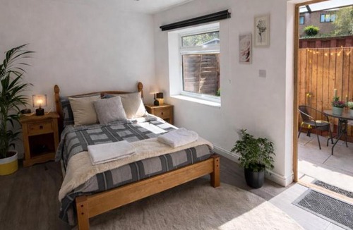 Bow Apartment | Entire Apartment Bright & Spacious with Private Garden Near Victoria Park