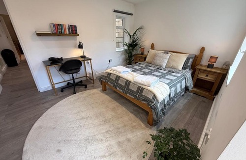 Bow Apartment | Entire Apartment Bright & Spacious with Private Garden Near Victoria Park