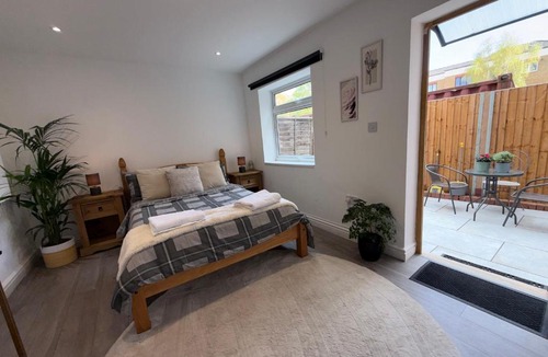 Bow Apartment | Entire Apartment Bright & Spacious with Private Garden Near Victoria Park