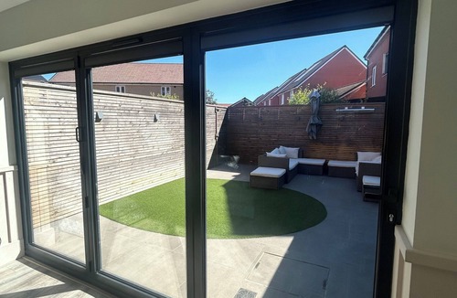 Bedford House | Entire Home in Central Bedfordshire 5 Bedroom sleeps 10 5BR & 2.5 bathrooms