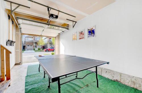Kitchener House | Entire2Storey with Trampoline, PingPong, 65 inch TV and EnclosedYard
