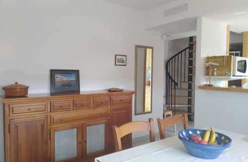 L'Escala Apartment | Escala Duplex 6 P in luxury residence! Swimming pool, BBQ, games, parking, airco
