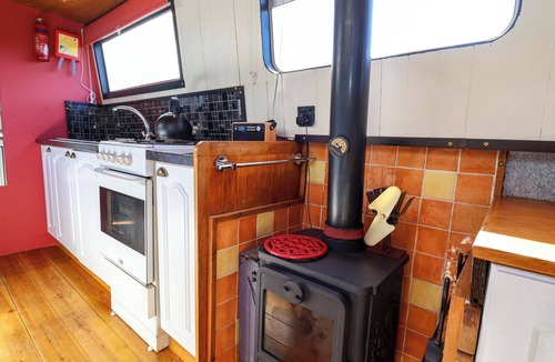 Northwich Cottage | ESCAPE II, pet friendly in Oakwood Marina