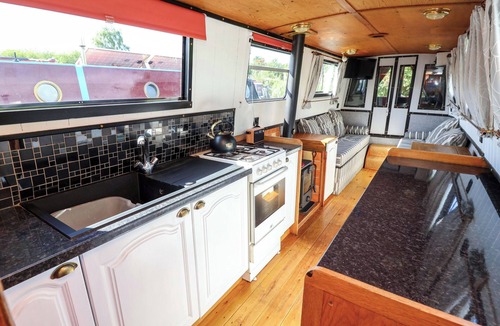 Northwich Cottage | ESCAPE II, pet friendly in Oakwood Marina