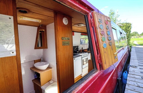 Northwich Cottage | ESCAPE II, pet friendly in Oakwood Marina