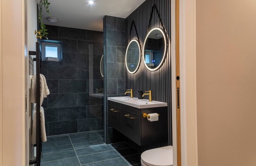 Scaniport House | Essich Park - 1BR - Hot Tub - Wood Burning Stove