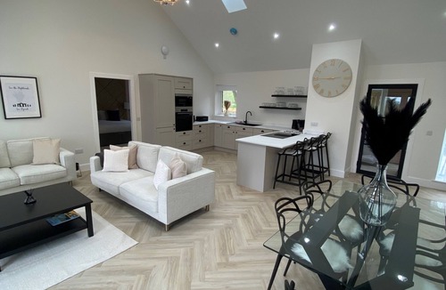 Scaniport House | Essich Park - 2BR - Hot Tub - Wood Burning Stove
