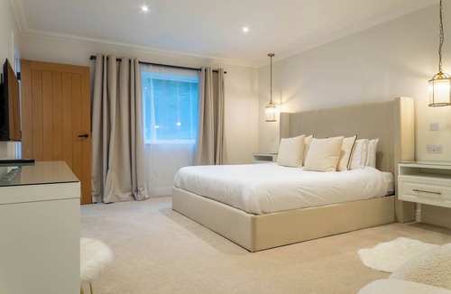 Scaniport House | Essich Park - 2BR - Hot Tub - Wood Burning Stove