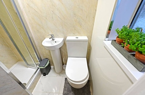 Luton House | Exclusive Ensuite Escape near the Mall