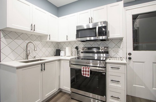 South London Apartment | Executive 2-Bedroom Suite | Soundproof | Steps to Wortley Village & Vic Hospital