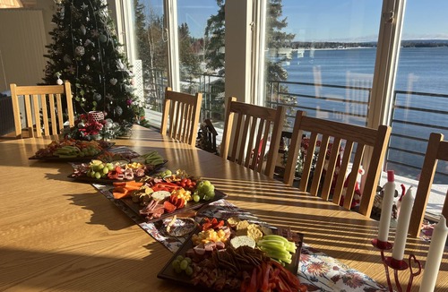 Shuniah House | Executive Lakehouse- Sand Beach on 3 private acres with separate Guesthouse