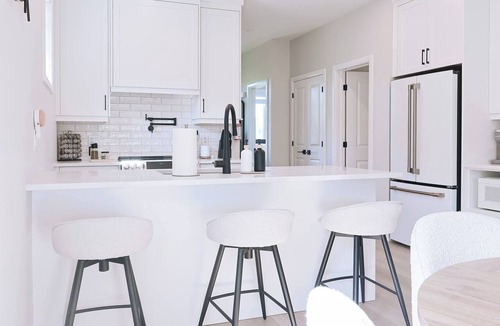 Mount Forest House | Executive Luxury Condo Corporate Stay Sleeps 4