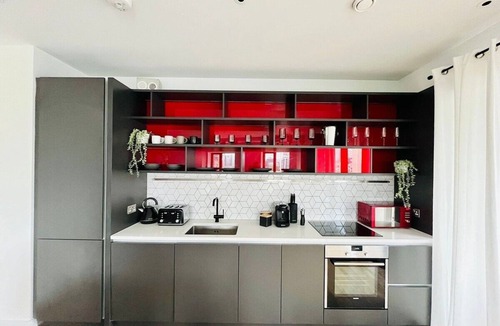 Lansbury Apartment | Executive Retreat | Breathtaking Views -Near O2