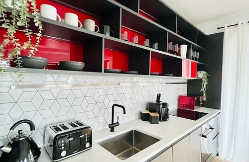 Lansbury Apartment | Executive Retreat | Breathtaking Views -Near O2