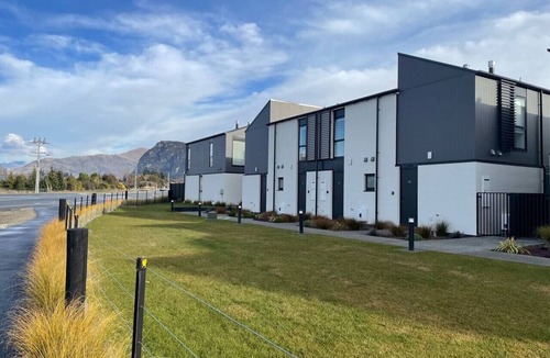 Albert Town Villa | Explore Wanaka - A Stylish Unit That Guests Adore!