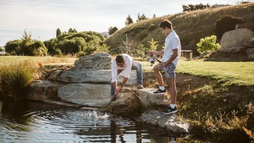Albert Town House | Explore Wanaka - Mountain Views, Riverside Locale Townhouse