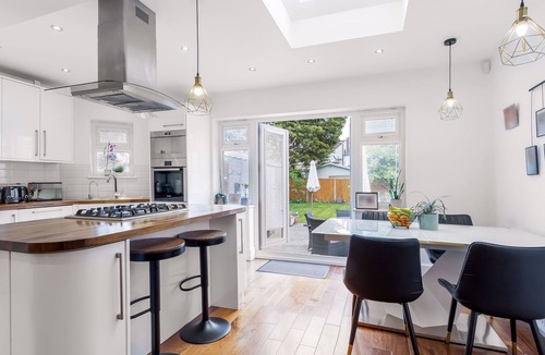 Enfield House | "Exquisite 4/5 Bedroom Modern Marvel 5 minute walk to Enfield Town station