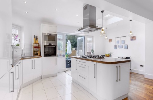 Enfield House | "Exquisite 4/5 Bedroom Modern Marvel 5 minute walk to Enfield Town station