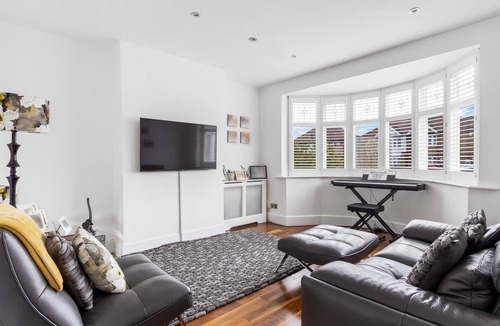 Enfield House | "Exquisite 4/5 Bedroom Modern Marvel 5 minute walk to Enfield Town station