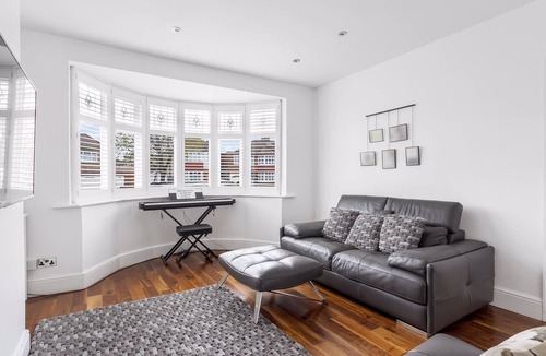 Enfield House | "Exquisite 4/5 Bedroom Modern Marvel 5 minute walk to Enfield Town station