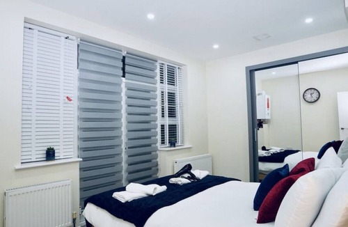 Redbridge Apartment | F3- 690 Cranbrook Rd · Stunning Apt | Free Parking | Private Garden