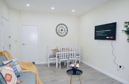 Redbridge Apartment | F3- 690 Cranbrook Rd · Stunning Apt | Free Parking | Private Garden