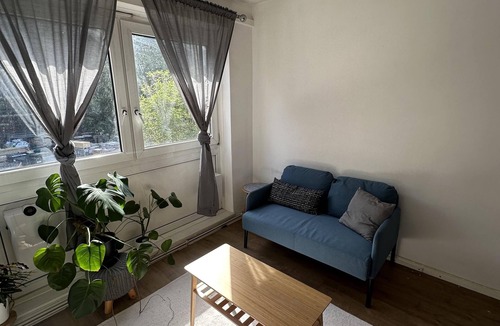 Custom House Apartment | Fab Excel London flat, warm cosy Liz Line