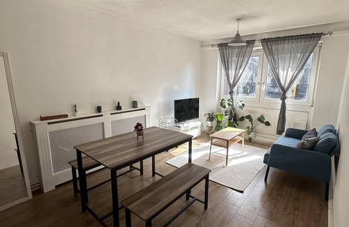 Custom House Apartment | Fab Excel London flat, warm cosy Liz Line