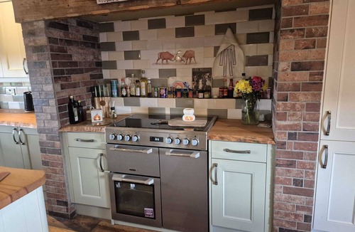 Paisley Cottage | Fabulous 4-bedroom 2.5 bathroom cottage in charming Paisley/Glasgow