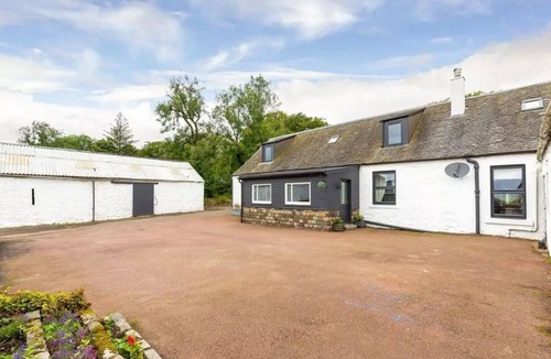 Paisley Cottage | Fabulous 4-bedroom 2.5 bathroom cottage in charming Paisley/Glasgow