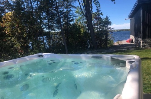 Bobcaygeon Cottage | Family Cottage Retreat w/Hot Tub & Games